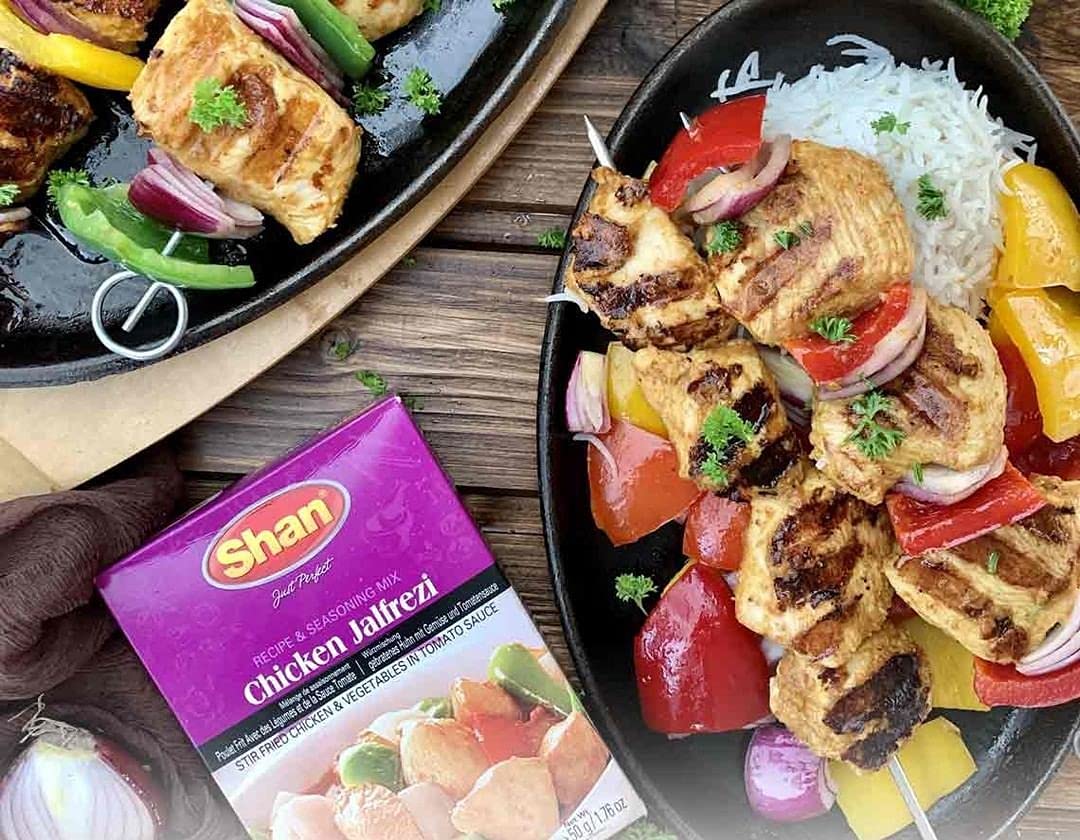 Shan Chicken Jalfrezi Recipe and Seasoning Mix 1.76 oz (50g) - Spice Powder for Stir Fried Chicken and Vegetables in Tomato Sauce - Suitable for Vegetarians - Airtight Bag in a Box (Pack of 4)